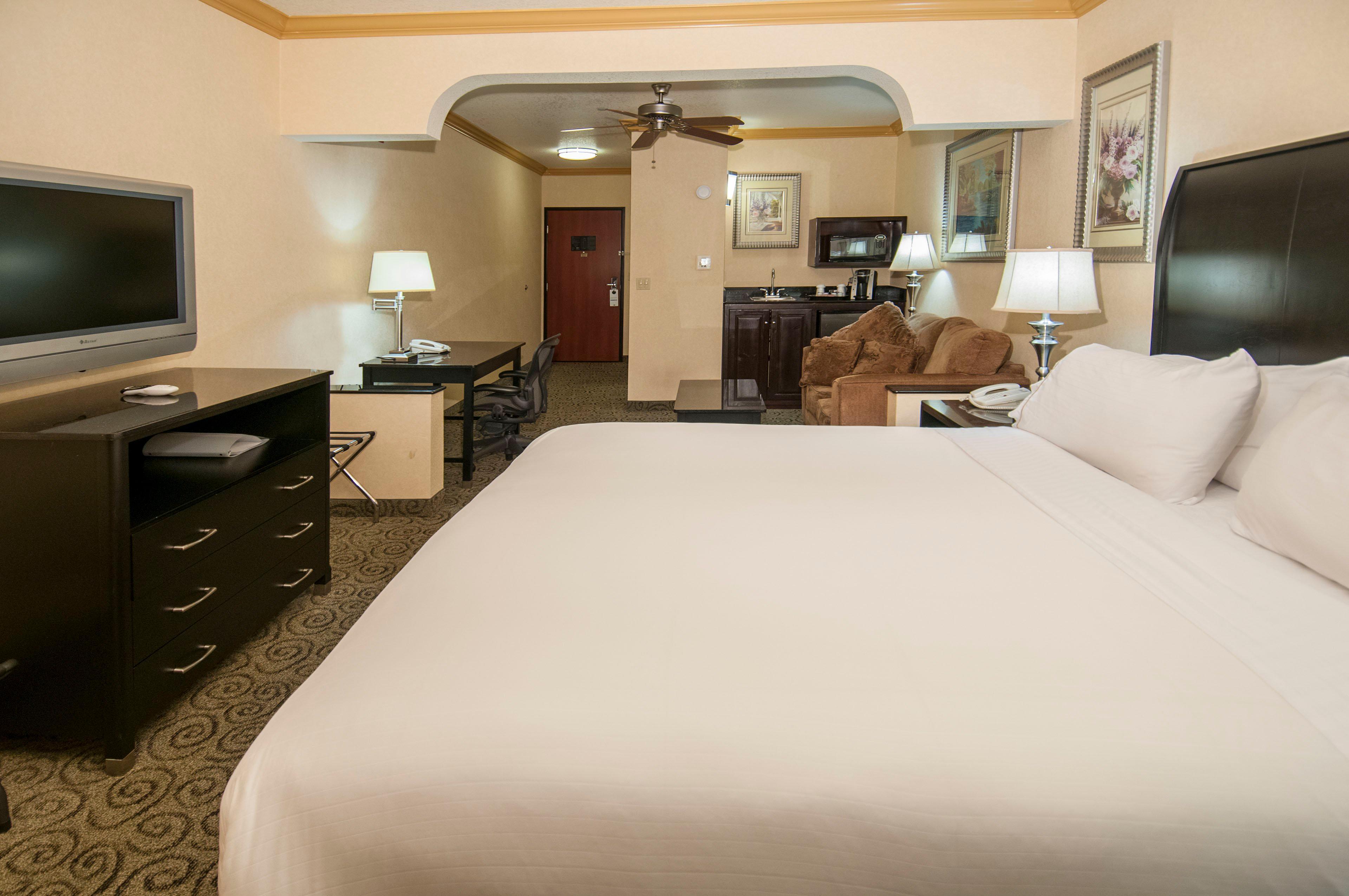 Holiday Inn Express & Suites Bakersfield Central By Ihg Bagian luar foto