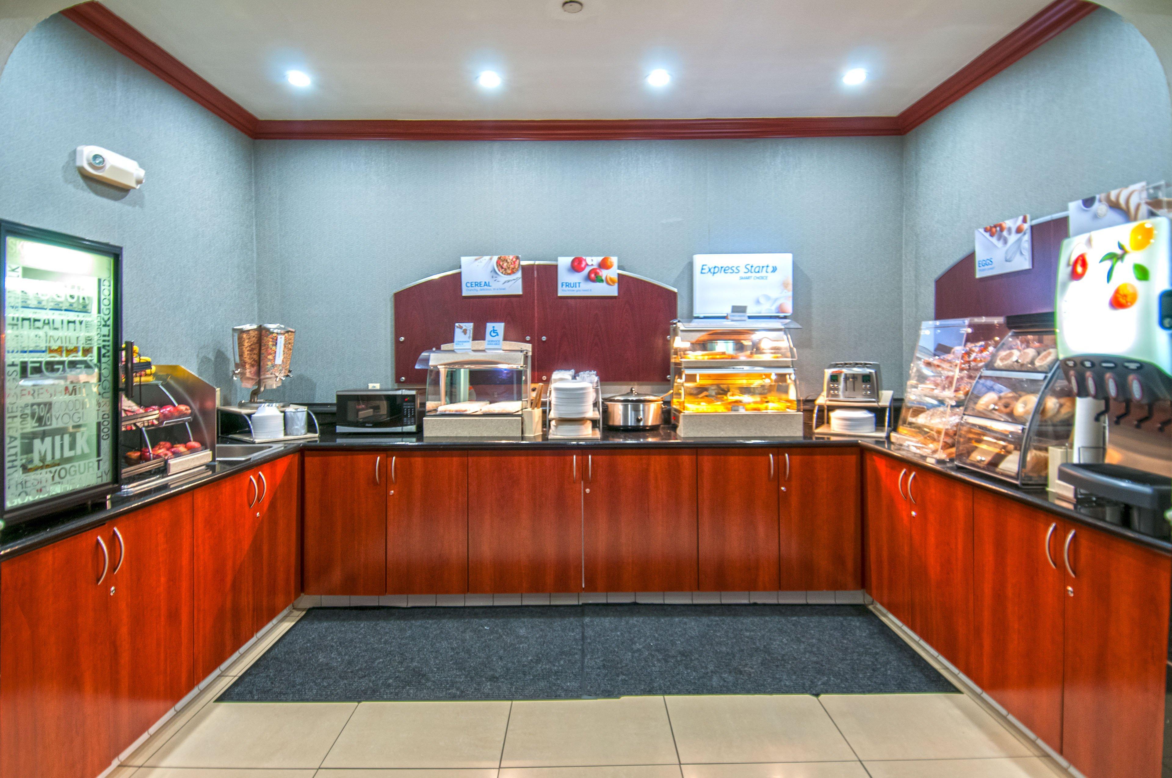 Holiday Inn Express & Suites Bakersfield Central By Ihg Bagian luar foto