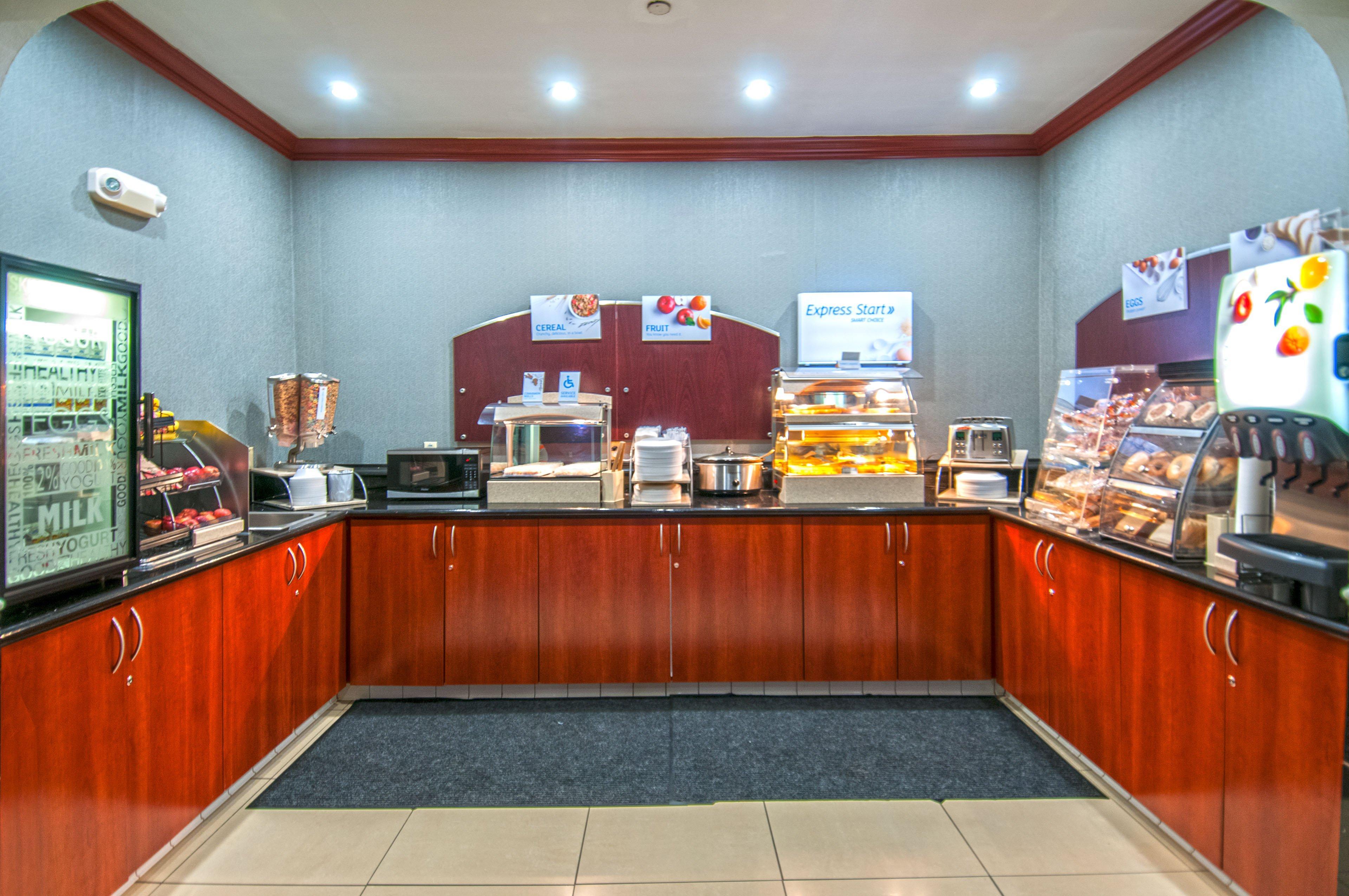 Holiday Inn Express & Suites Bakersfield Central Bagian luar foto