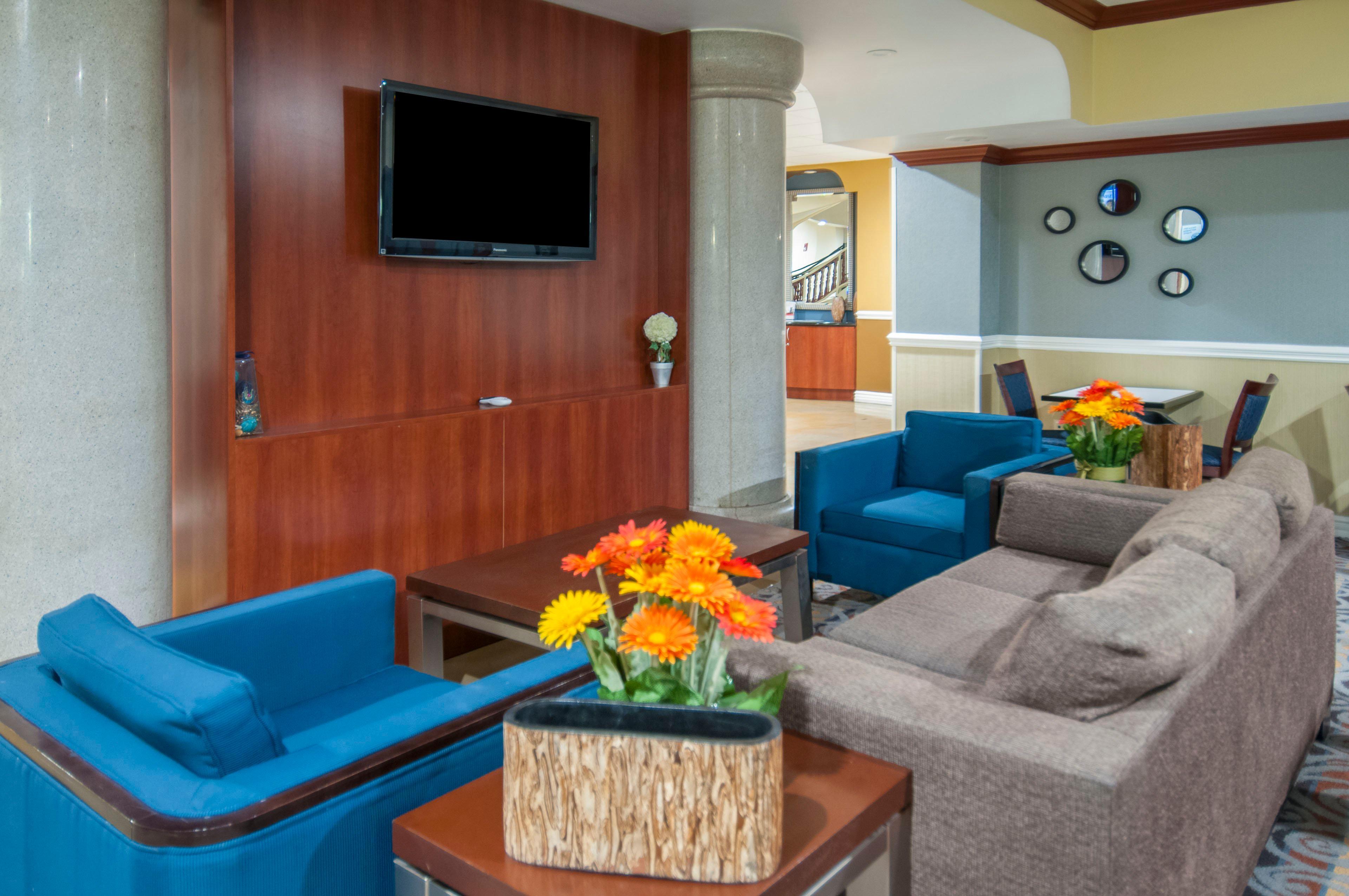 Holiday Inn Express & Suites Bakersfield Central By Ihg Bagian luar foto
