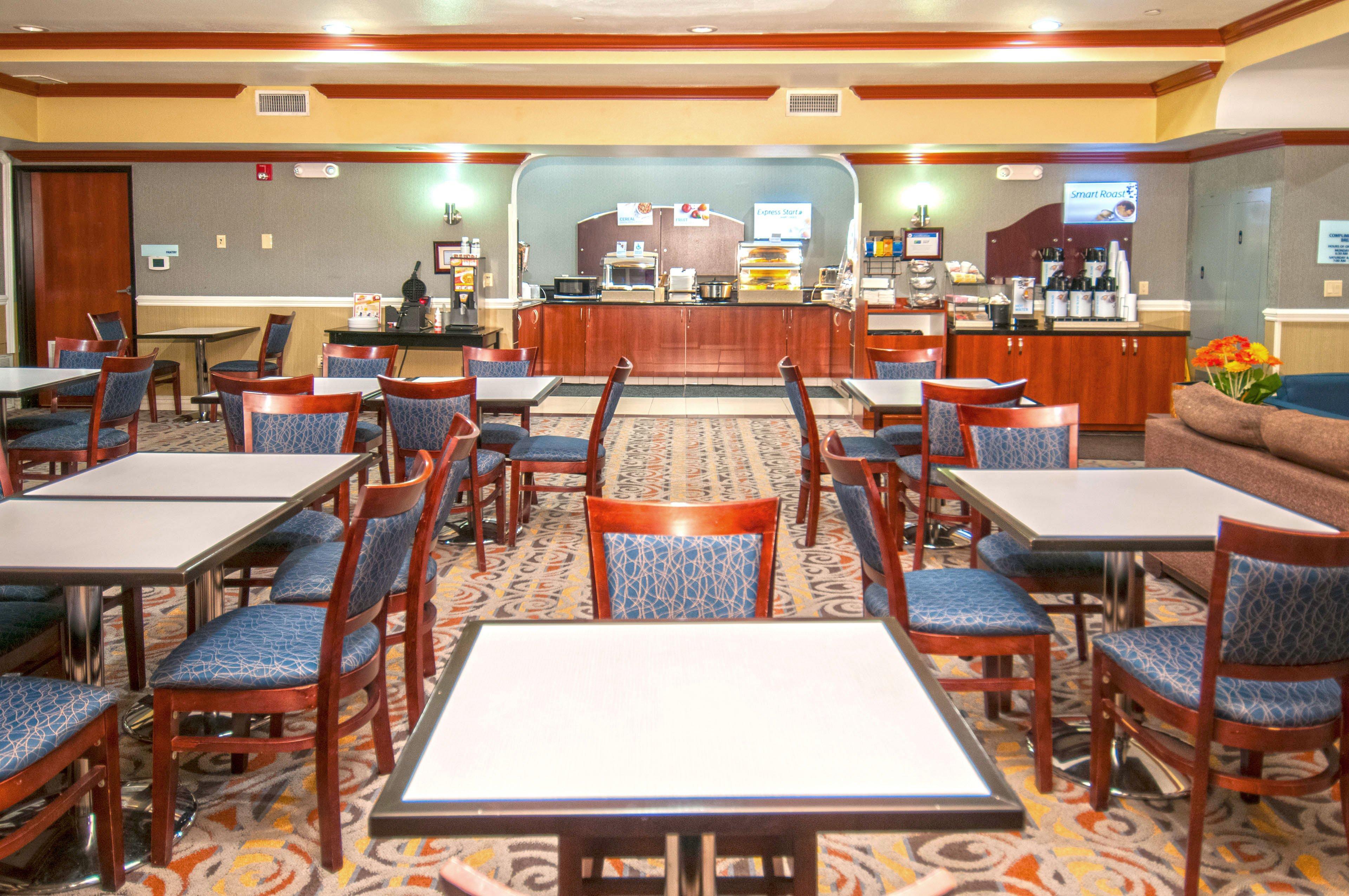 Holiday Inn Express & Suites Bakersfield Central By Ihg Bagian luar foto