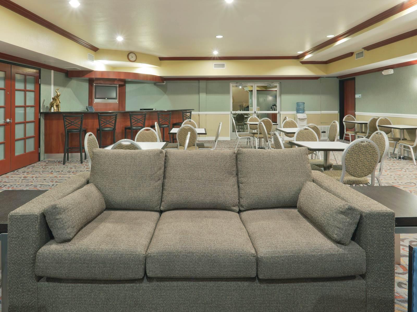 Holiday Inn Express & Suites Bakersfield Central By Ihg Bagian luar foto