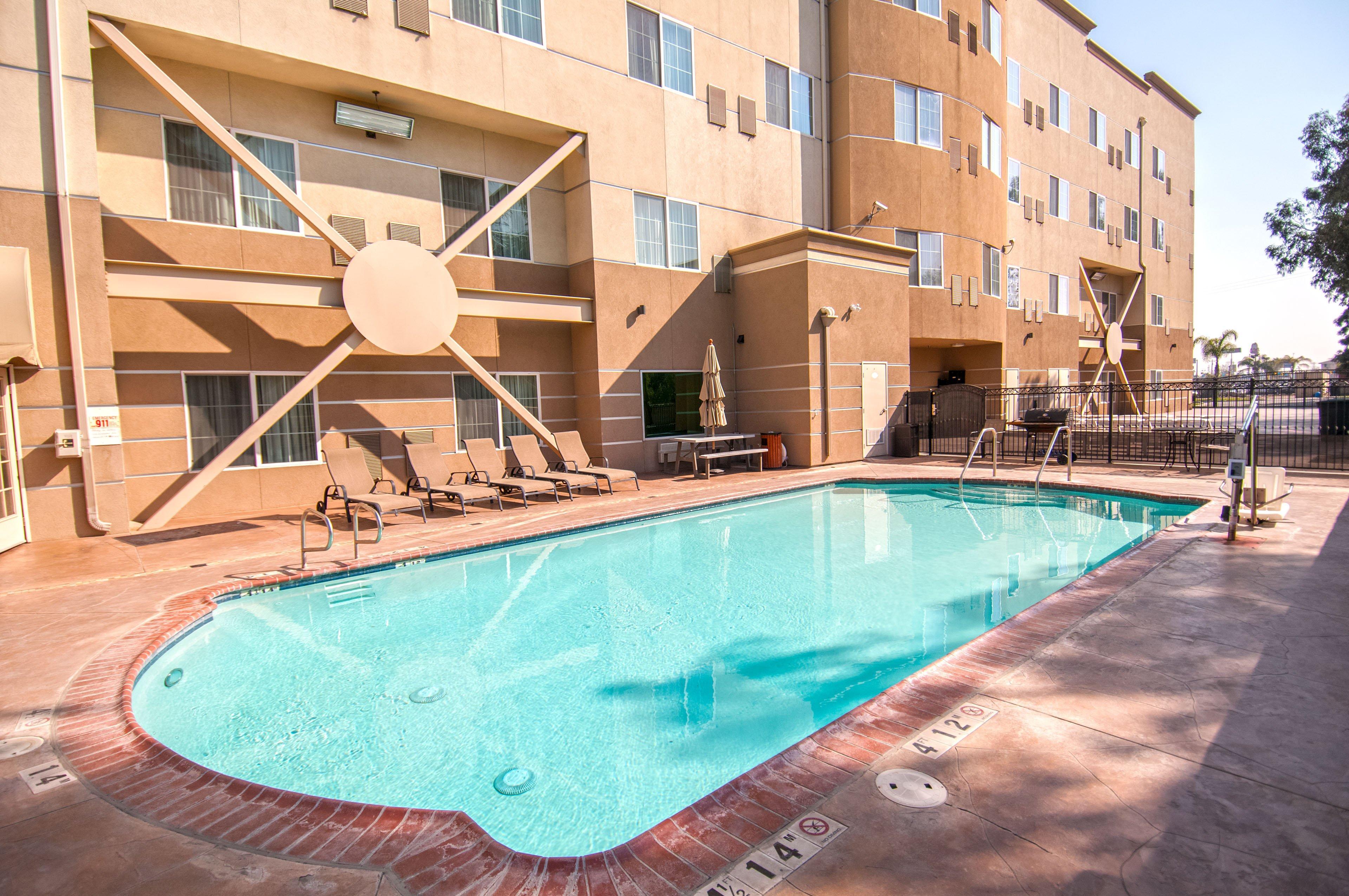 Holiday Inn Express & Suites Bakersfield Central By Ihg Bagian luar foto