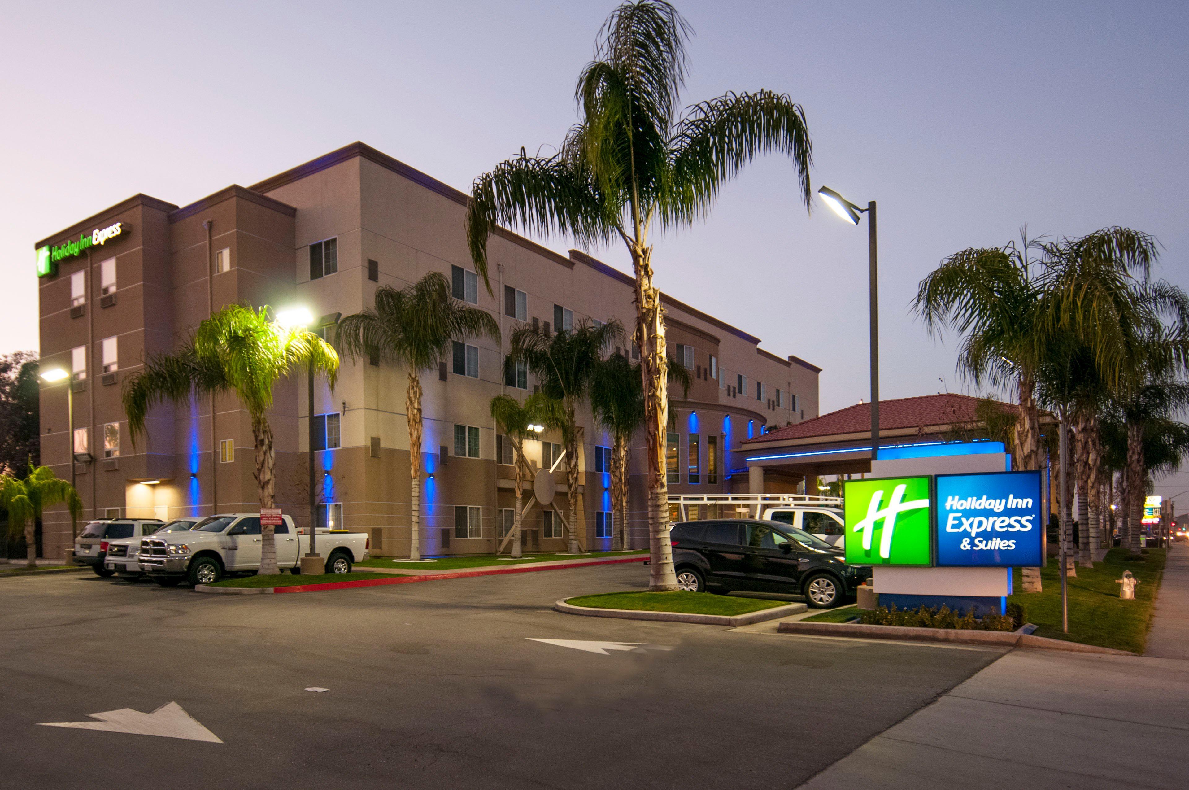 Holiday Inn Express & Suites Bakersfield Central Bagian luar foto