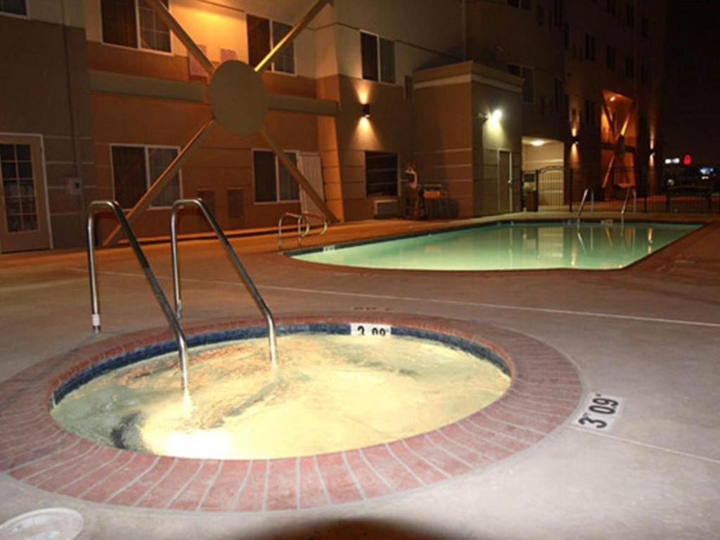 Holiday Inn Express & Suites Bakersfield Central By Ihg Bagian luar foto