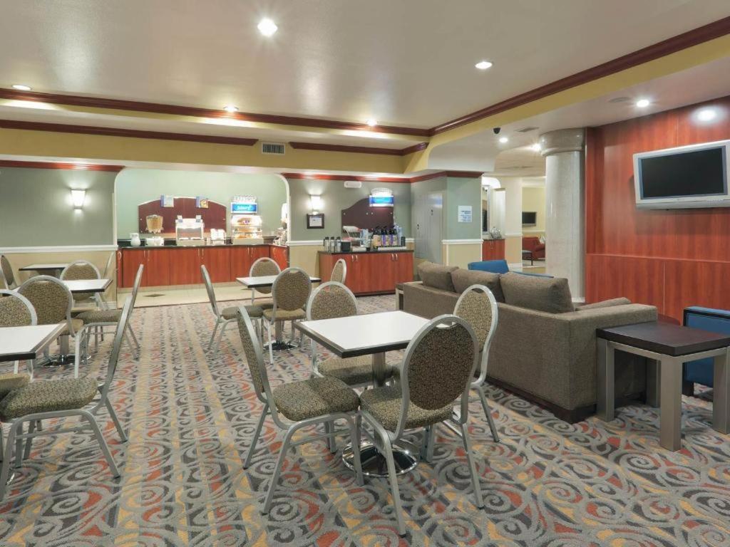 Holiday Inn Express & Suites Bakersfield Central By Ihg Bagian luar foto