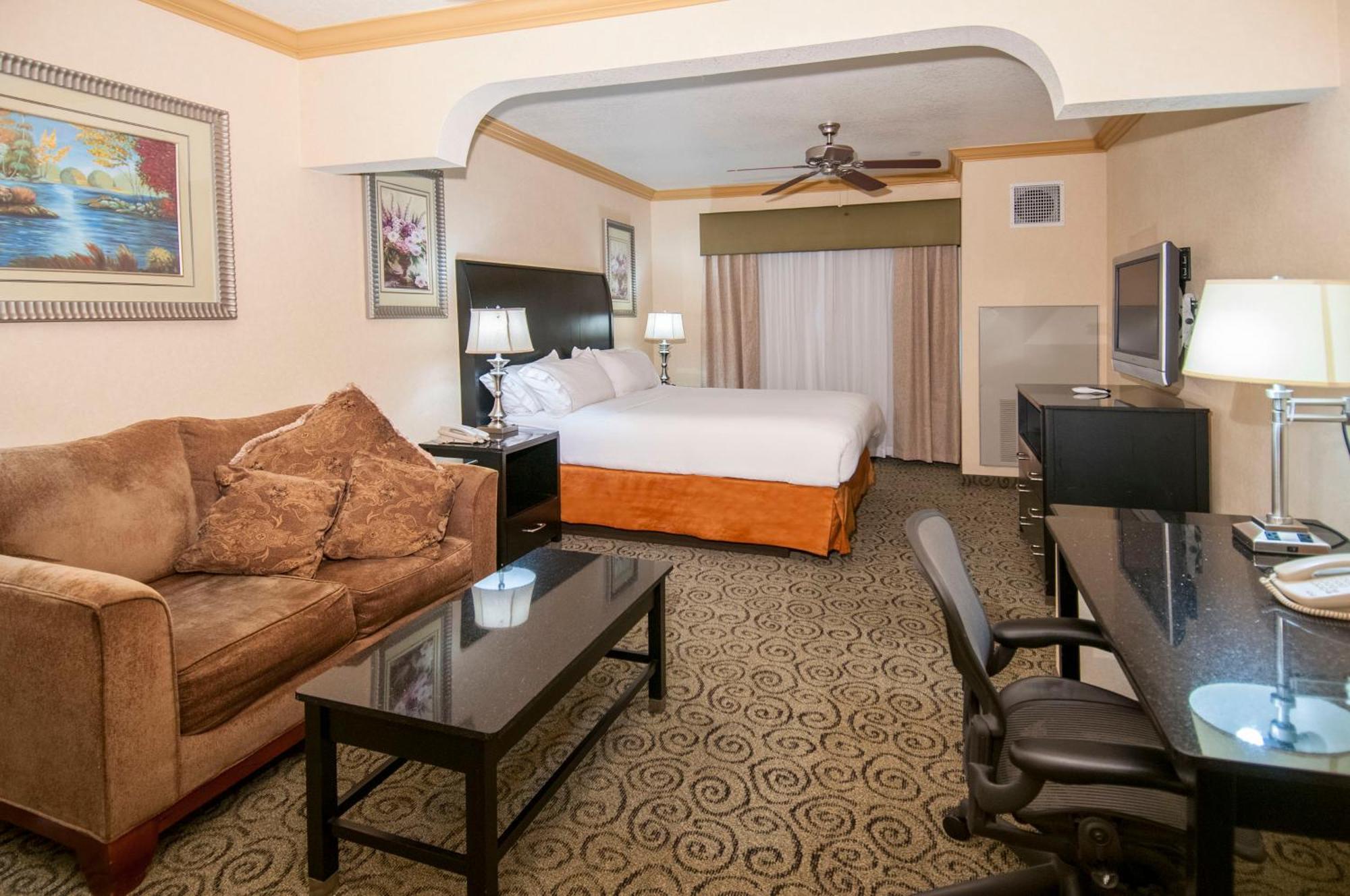 Holiday Inn Express & Suites Bakersfield Central By Ihg Bagian luar foto