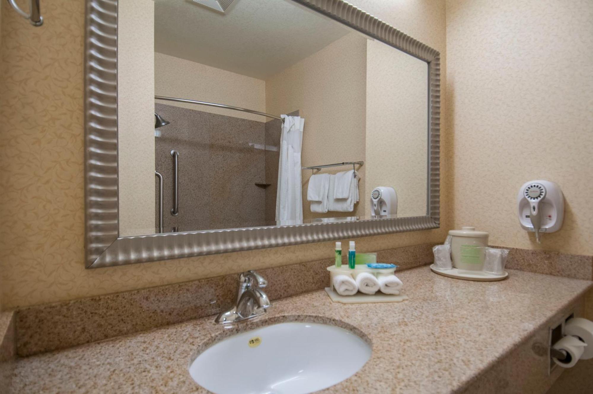 Holiday Inn Express & Suites Bakersfield Central By Ihg Bagian luar foto