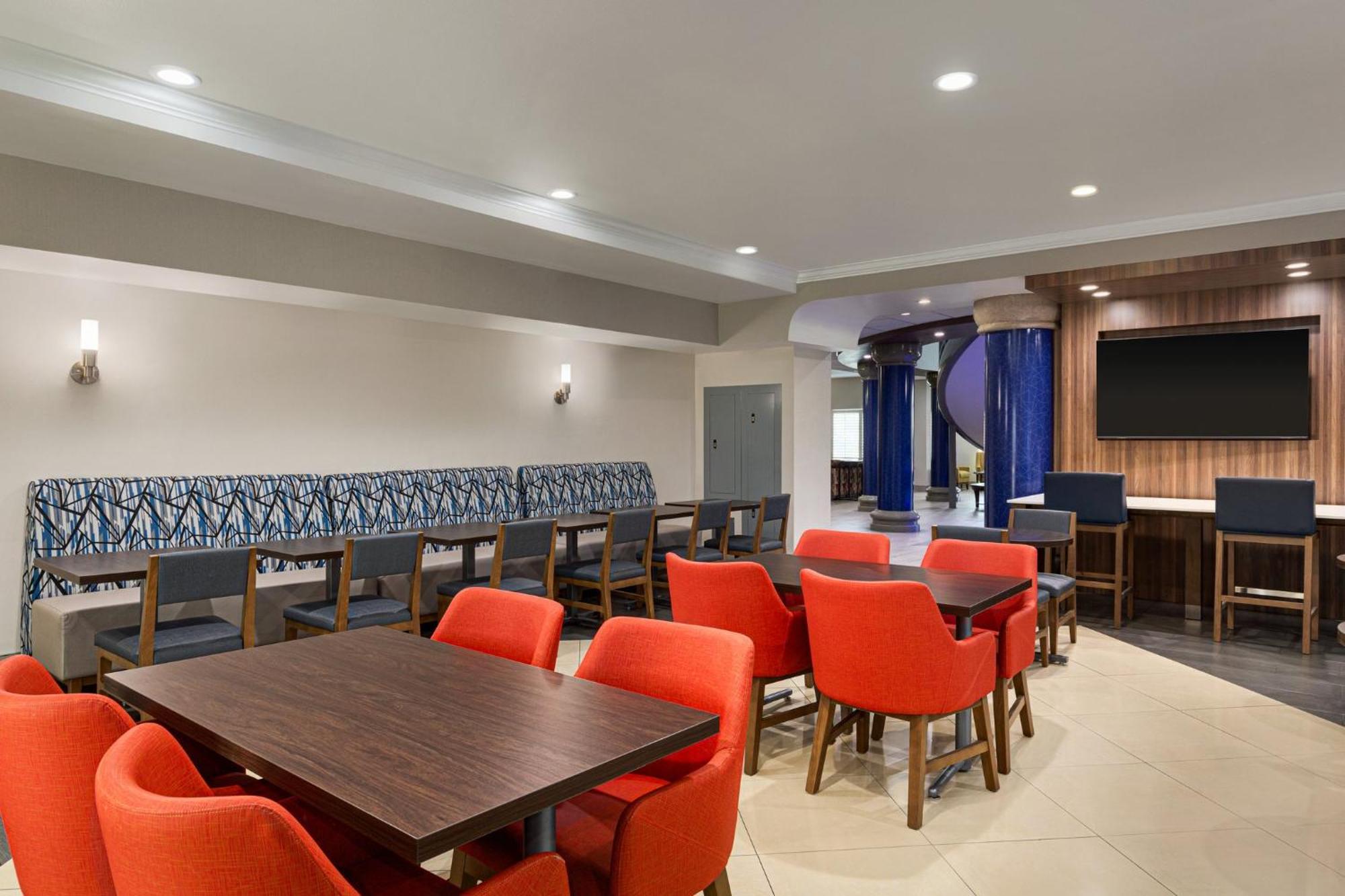 Holiday Inn Express & Suites Bakersfield Central By Ihg Bagian luar foto