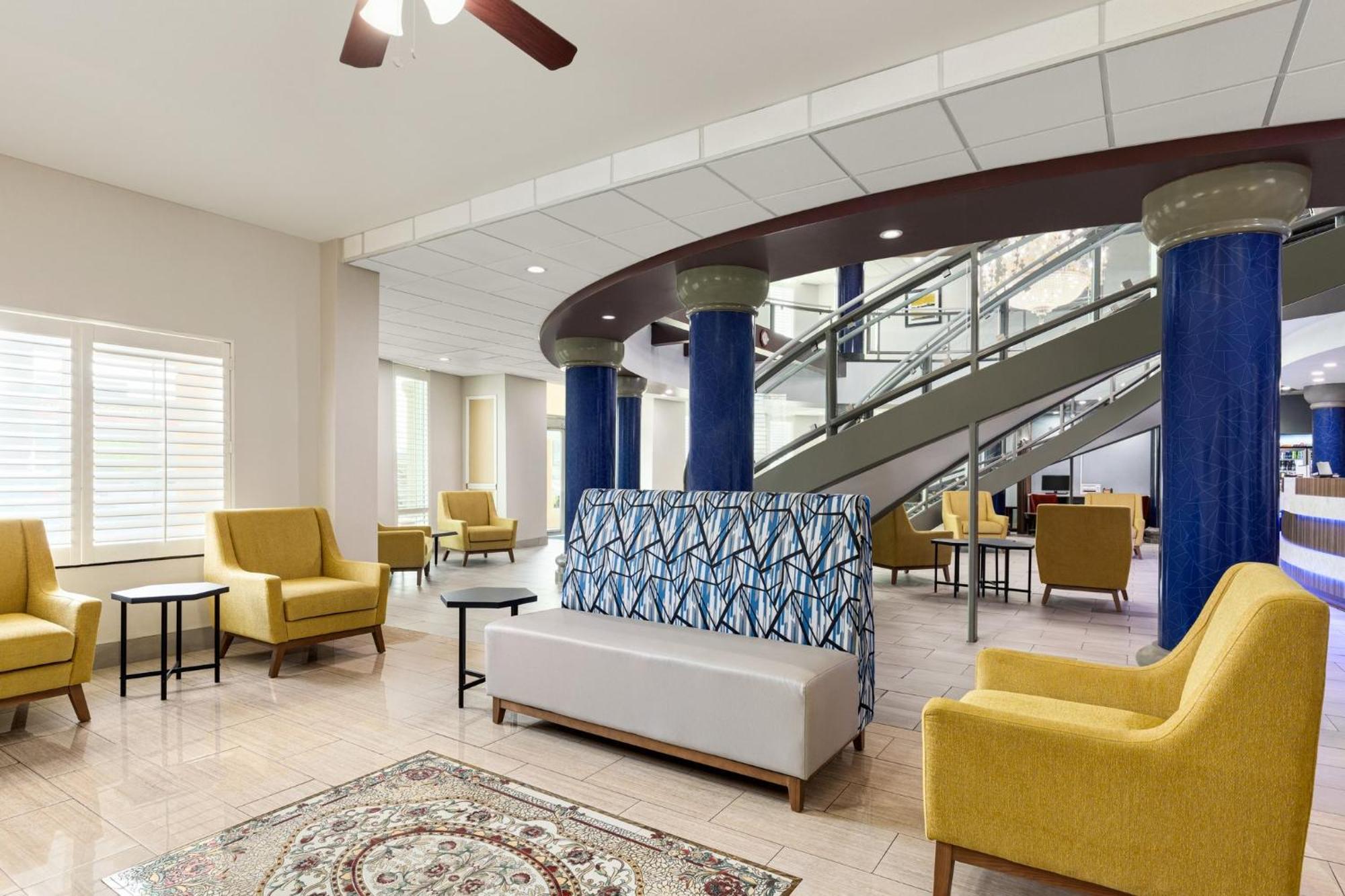 Holiday Inn Express & Suites Bakersfield Central By Ihg Bagian luar foto