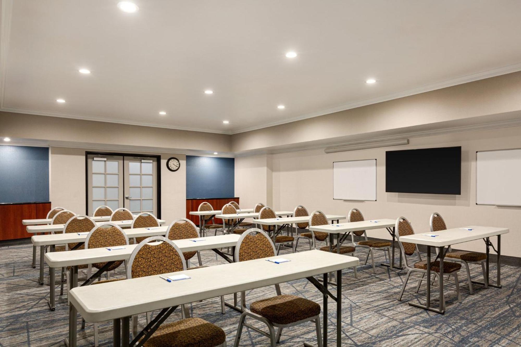 Holiday Inn Express & Suites Bakersfield Central By Ihg Bagian luar foto