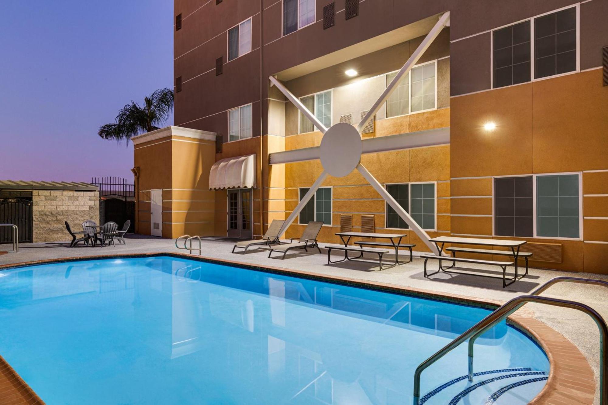 Holiday Inn Express & Suites Bakersfield Central By Ihg Bagian luar foto