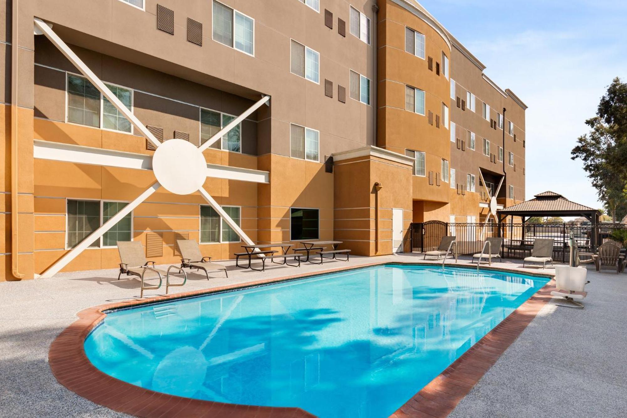 Holiday Inn Express & Suites Bakersfield Central By Ihg Bagian luar foto