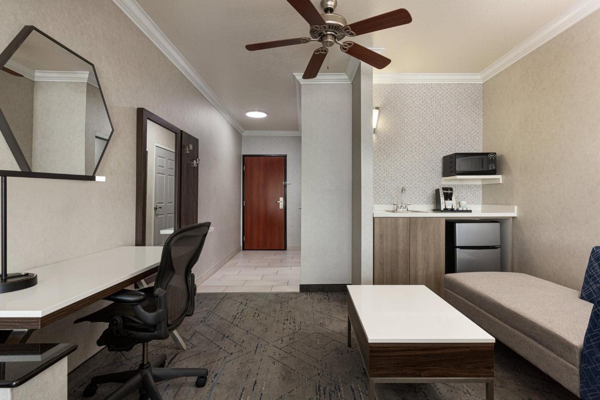 Holiday Inn Express & Suites Bakersfield Central By Ihg Bagian luar foto