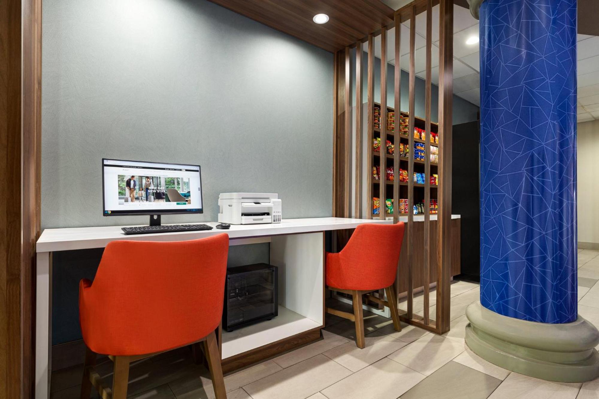 Holiday Inn Express & Suites Bakersfield Central By Ihg Bagian luar foto