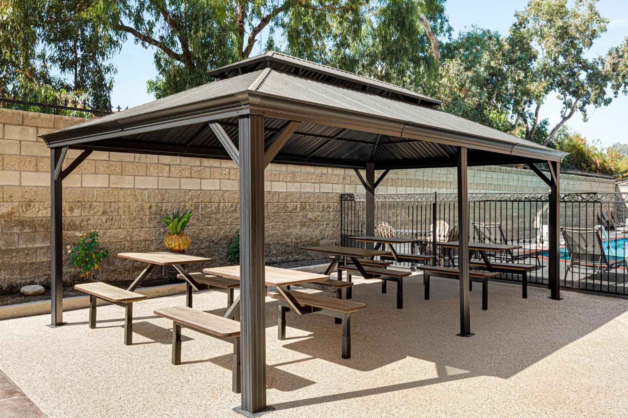 Holiday Inn Express & Suites Bakersfield Central By Ihg Bagian luar foto