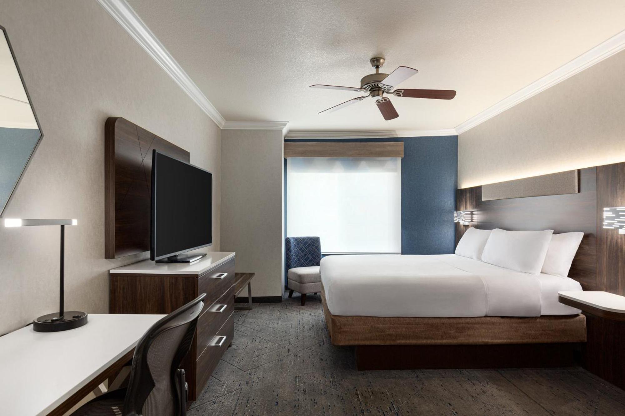 Holiday Inn Express & Suites Bakersfield Central By Ihg Bagian luar foto