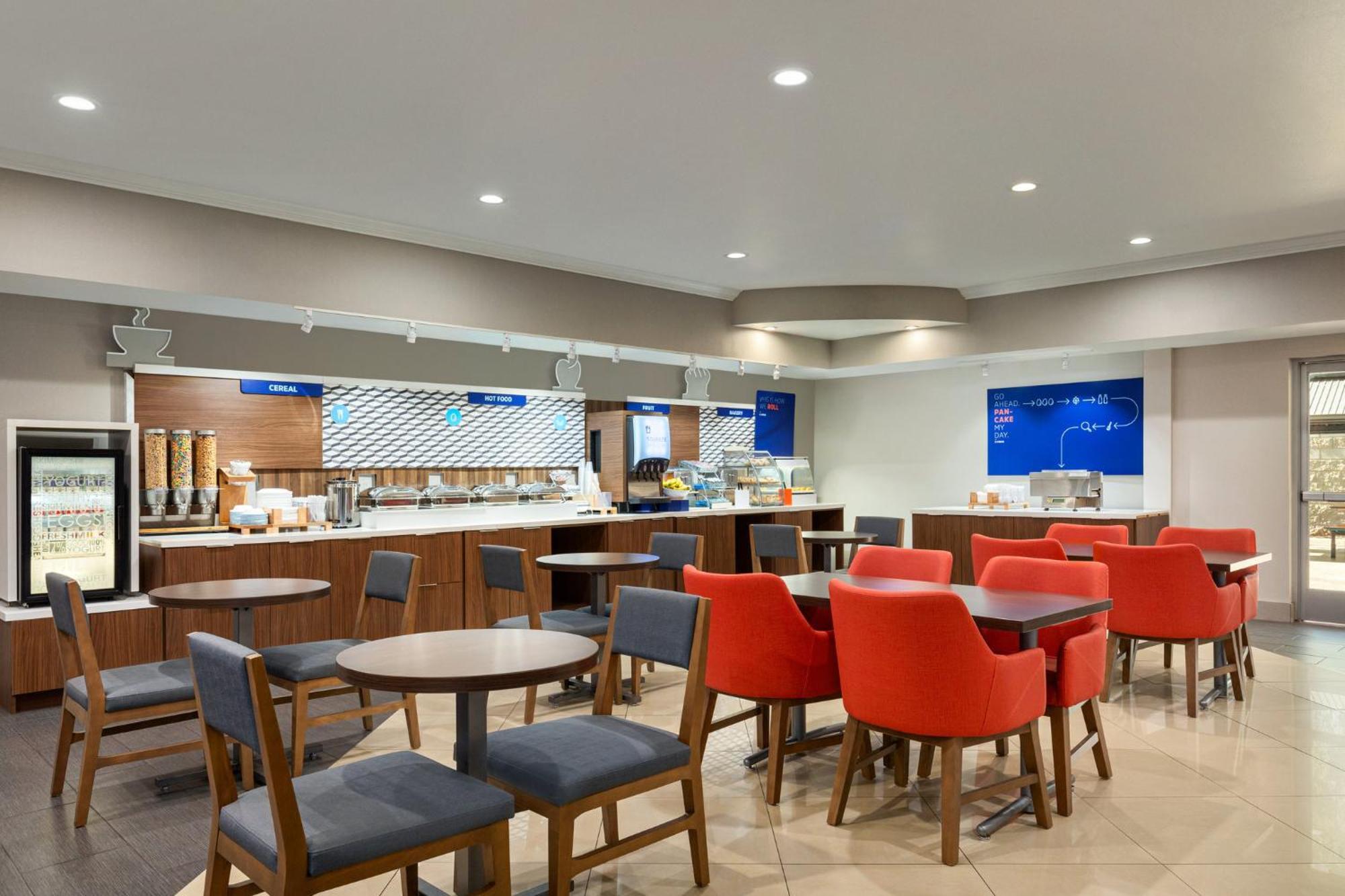 Holiday Inn Express & Suites Bakersfield Central By Ihg Bagian luar foto