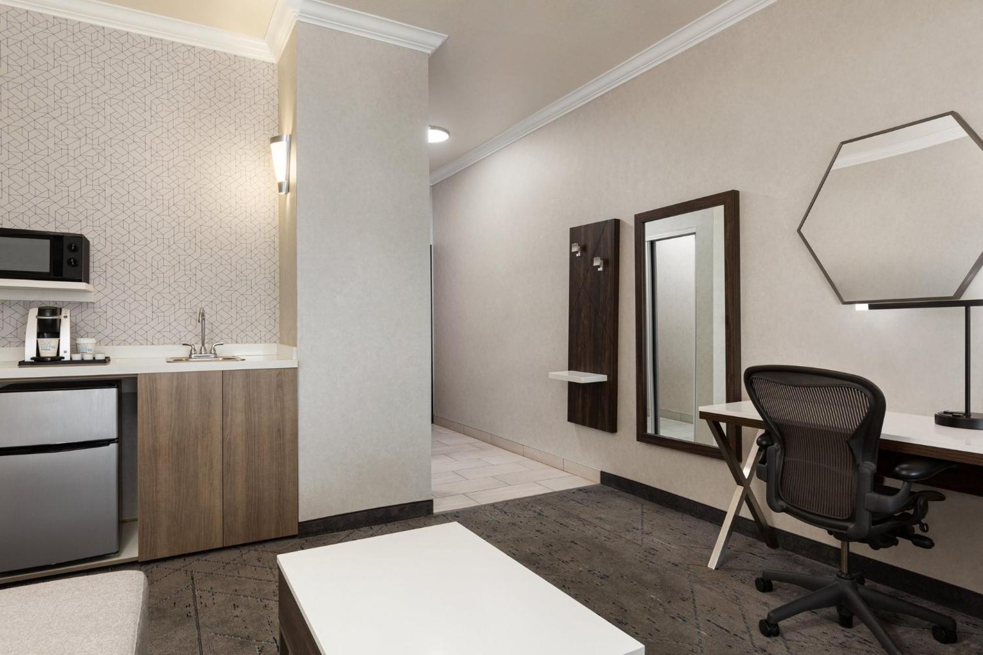 Holiday Inn Express & Suites Bakersfield Central By Ihg Bagian luar foto