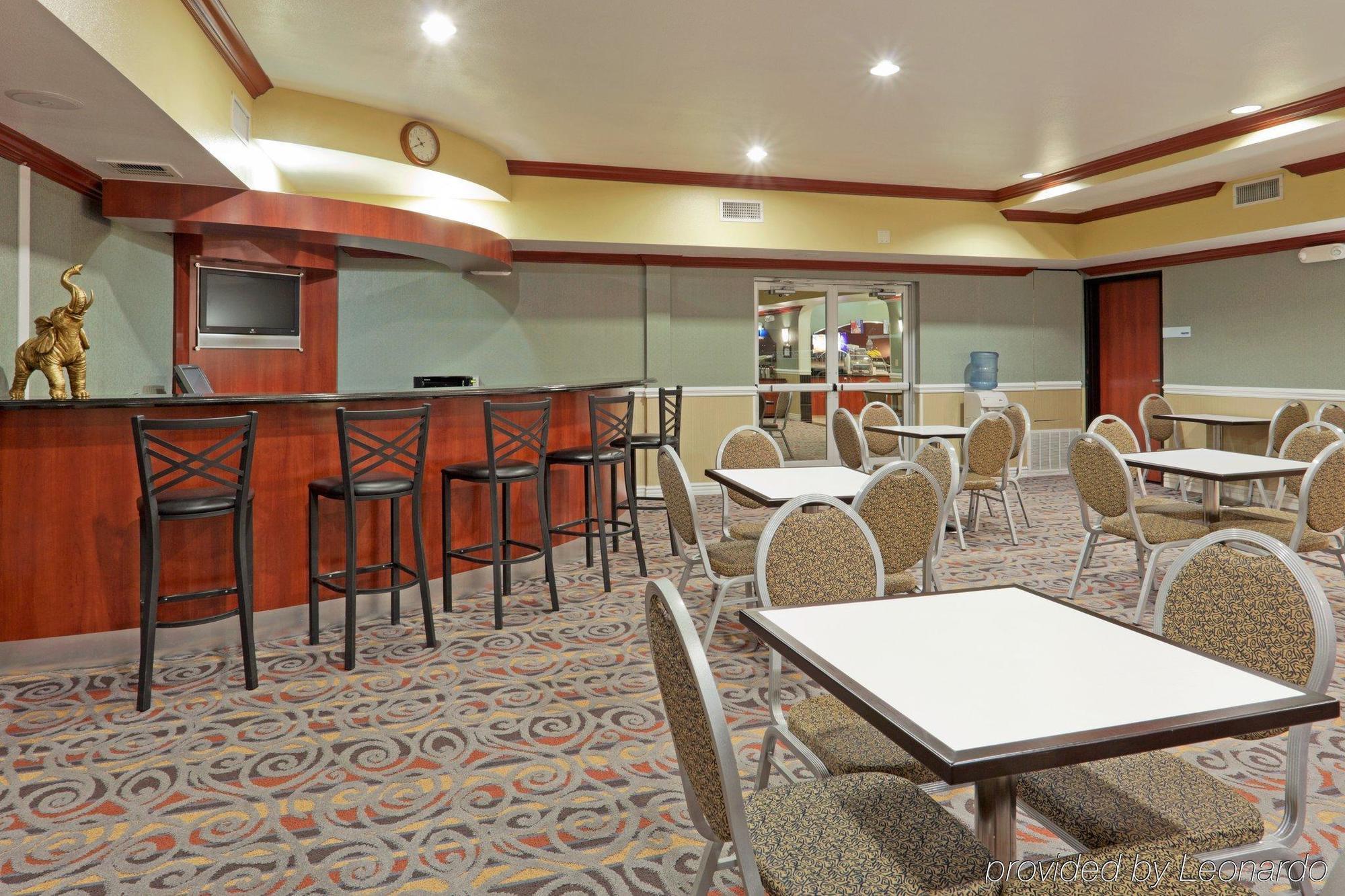 Holiday Inn Express & Suites Bakersfield Central By Ihg Restoran foto